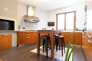 奢华公寓式客房 | 私人厨房 | 大冰箱、微波炉、烤箱、炉灶