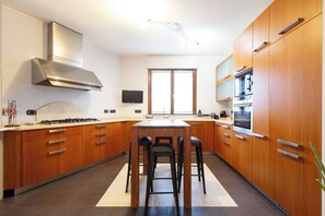 Luxury Condo | Private kitchen | Full-size fridge, microwave, oven, stovetop - Villa Adige Luxury  (Perugia)