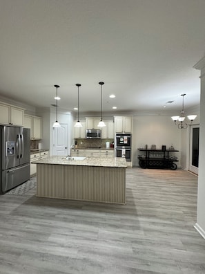 Mikrobølgeovn, ovn, kokeplater og oppvaskmaskin