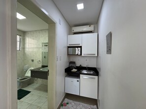 Apartament júnior | Cuina privada | Microones i utensilis de cuina, vaixella i coberteria 