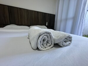 Basic Apartment | Premium bedding, desk, free WiFi, bed sheets - John R Hotel Curitiba (Curitiba)