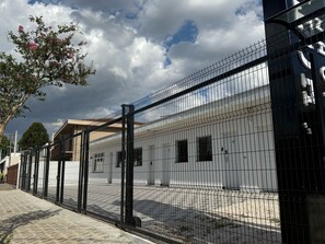 Luxe beddengoed, een bureau, gratis wifi, beddengoed