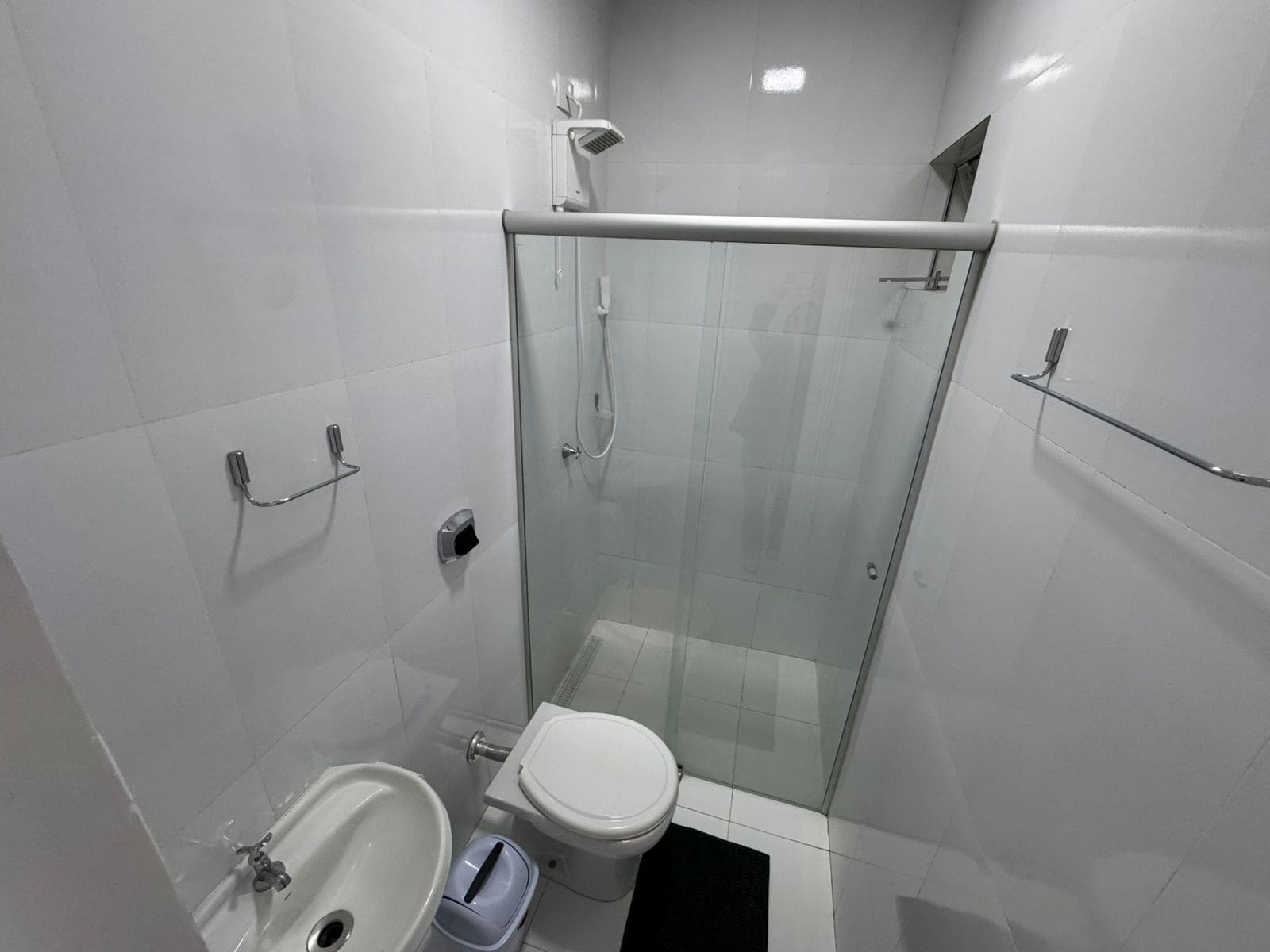 Apartamento Confort | Baño | Ducha, toallas y papel higiénico