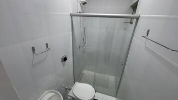 Apartamento conforto | Banheiro | Chuveiro, toalhas de banho, papel higiênico