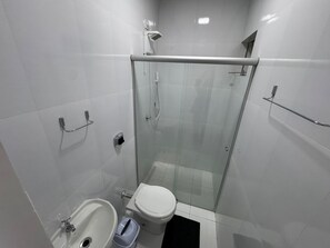 Apartament Comfort | Bany | Dutxa, tovalloles i paper higiènic 