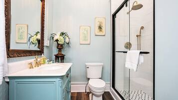 Shower, jetted bath, hair dryer, towels