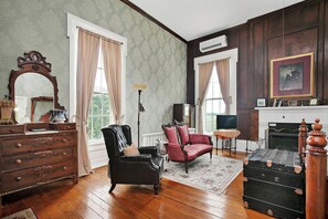 Smart-TV, DVD-Player, Bücher, Videothek