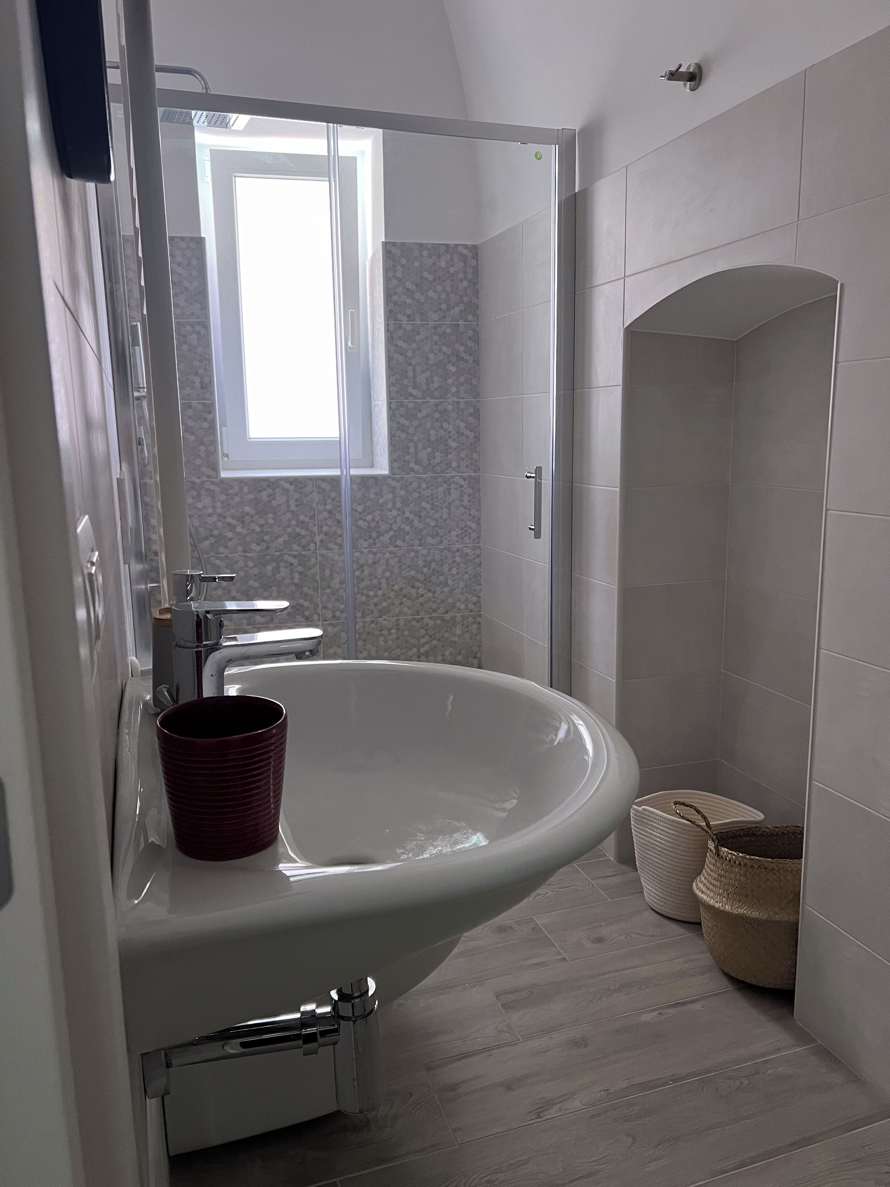 Douche, sèche-cheveux, bidet, serviettes fournies