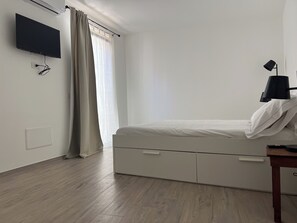 1 bedroom, bed sheets