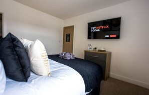 4 bedrooms, iron/ironing board, travel cot, WiFi - EXECUTIVE MODERN & LUXURY HOME  (Stoke-on-Trent)