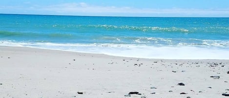 På stranden, solstolar och strandhanddukar