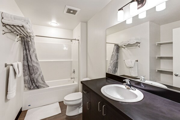 Room - Roxy Condo 203 in Bremerton (Bremerton)