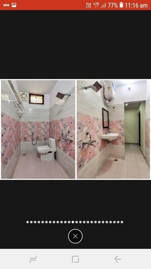 コンフォート シングルルーム | バスルーム | タオル、石鹸、シャンプー、トイレットペーパー