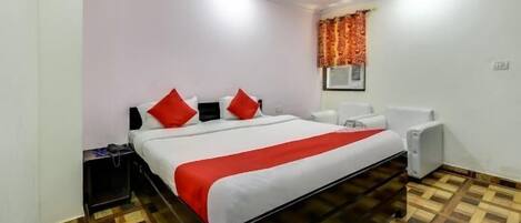 Comfort Single Room | Laptop workspace, free WiFi