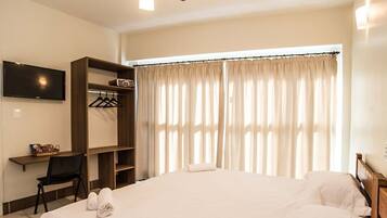 Quarto solteiro, 1 cama de casal | Escrivaninha, espaço de trabalho para notebook