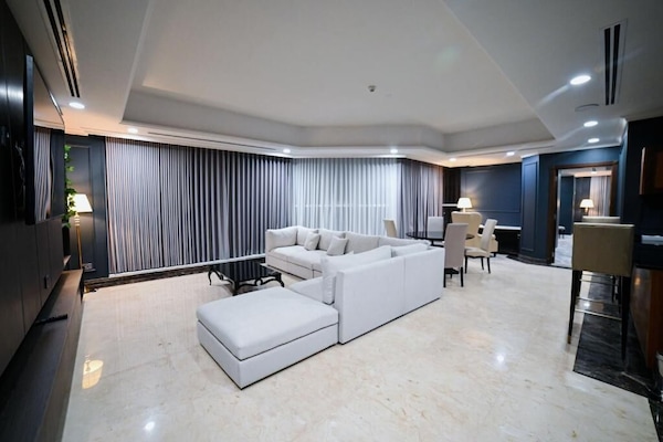 Smart TV, fireplace, heated floors, offices