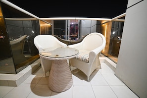 Deluxe King, Balcony | 1 bedroom, Egyptian cotton sheets, premium bedding, memory foam beds