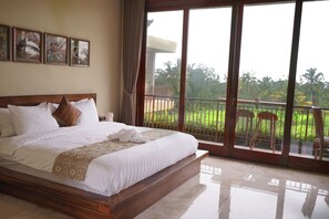 Premium bedding, down duvets, pillow-top beds, minibar - Gilded Palms Villa, Ubud Payangan, Bali (Payangan)