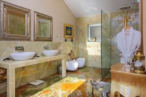 Hiustenkuivaaja, pyyhkeet, saippua, vessapaperi