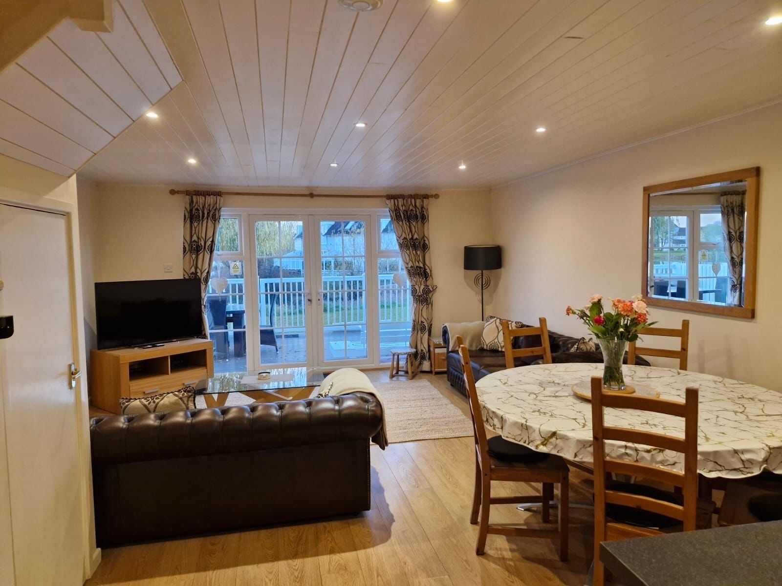 Smart-TV, Kamin, Tischfußball, Tischtennisplatte