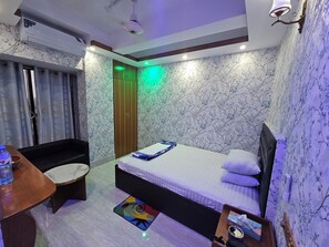 Escritorio, espacio para trabajar con laptop y wifi gratis 