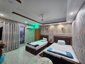 Een bureau, een laptopwerkplek, gratis wifi