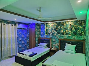 Escritorio, espacio para trabajar con laptop y wifi gratis 