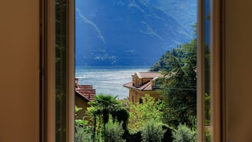 Villa, Balcony, Lake View | 5 bedrooms, premium bedding, iron/ironing board, cribs/infant beds