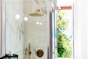 Villa, Balcony, Lake View | Bathroom | Free toiletries, hair dryer, towels, soap - Villa Riva di Lenno (Tremezzina)