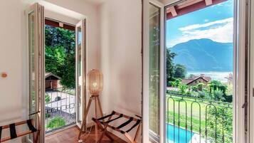 Villa, Balcony, Lake View | 5 bedrooms, premium bedding, iron/ironing board, cribs/infant beds