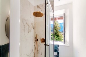 Villa, balcone, vista lago | Bagno | Set di cortesia gratuito, asciugacapelli, asciugamani, sapone