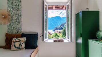 Villa, Balcony, Lake View | 5 bedrooms, premium bedding, iron/ironing board, cribs/infant beds