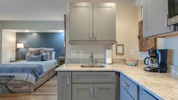 1 makuuhuone, työpöytä, silitysrauta/-lauta, Wi-Fi