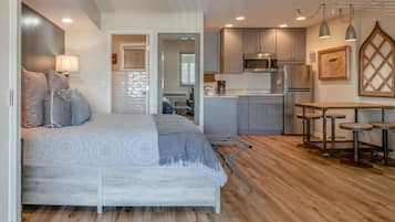 1 bedroom, desk, iron/ironing board, WiFi