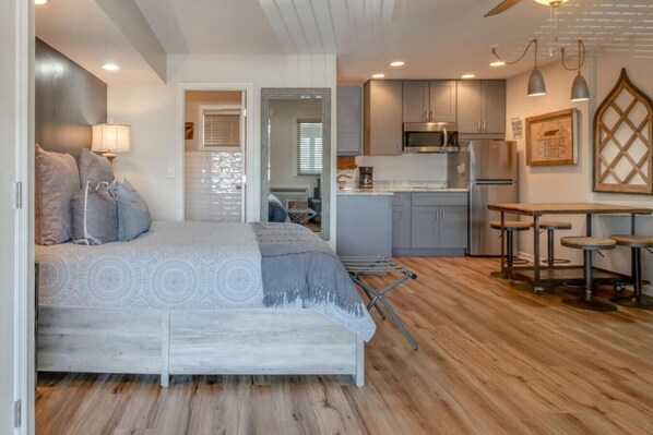 1 habitación, escritorio, tabla de planchar con plancha y wifi 