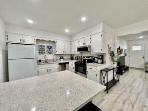 Fridge, microwave, oven, stovetop - Modern Family-Friendly Retreat in the Heart of Paragould (Paragould)