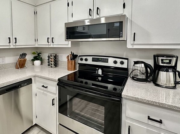 冷蔵庫、電子レンジ、オーブン、コンロ