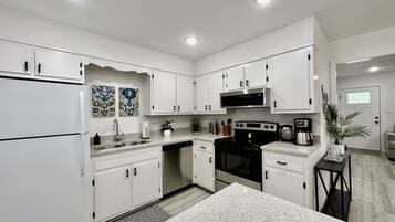 Køleskab, mikrobølgeovn, ovn, kogeplade