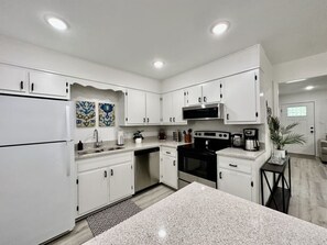 Kylskåp, mikrovågsugn, ugn och spishäll