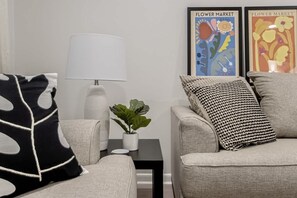 TV, fireplace - Modern 4-Bedroom Home in Little Rock (Little Rock)