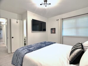 4 habitaciones, escritorio y tabla de planchar con plancha