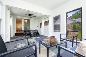 Outdoor dining - Modern 4-Bedroom Home in Little Rock (Little Rock)