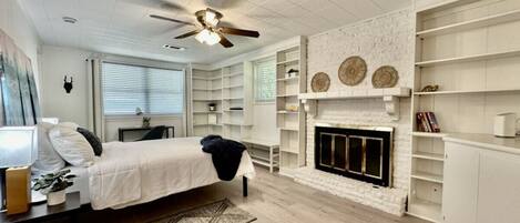 4 quartos, escrivaninha, ferros/tábuas de passar roupa, berço de viagem