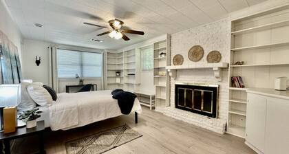 Modern 4-BR Home w/ Sunroom, Office, & Pet-Friendly Yard – Ideal for Groups & Families!