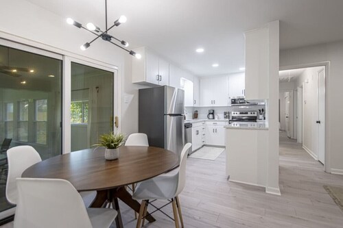 Modern 4-BR Home w/ Sunroom, Office, & Pet-Friendly Yard – Ideal for Groups & Families!