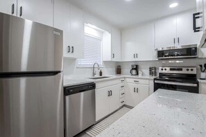 Fridge, microwave, oven, stovetop - Modern 4-Bedroom Home in Little Rock (Little Rock)