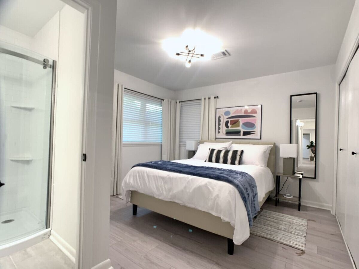 4 bedrooms, desk, iron/ironing board, travel crib