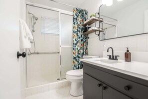 Shower, hair dryer, towels, shampoo - Modern 4-Bedroom Home in Little Rock (Little Rock)