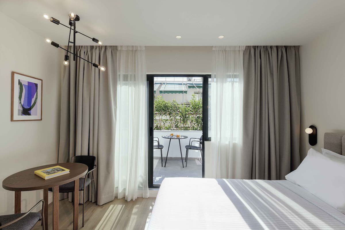 خزنة داخل الغرفة ومكتب ومساحة عمل للكمبيوتر المحمول وتجهيزات عازلة للصوت