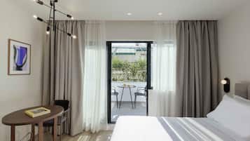 Plaka Balcony Studio | In-room safe, desk, laptop workspace, soundproofing